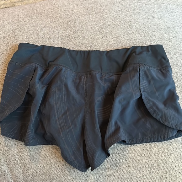 Reflective running shorts with liner and two small pockets. Great condition!! - Picture 4 of 7